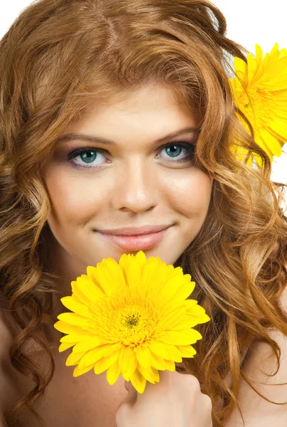Sarı çiçekli genç kadın. — Stok fotoğraf