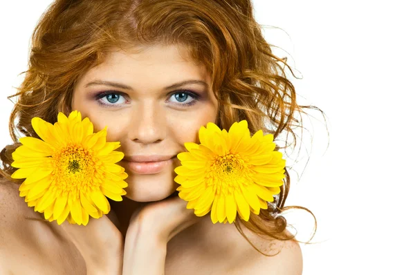 Młoda kobieta z żółtymi kwiatami — Zdjęcie stockowe