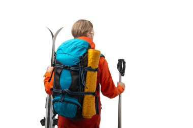 Turist kayakçı - kayak ve turistik ekipmanlarla (giysiler), sonbahar - kış sezonu, beyaz arka planda, izole. Seyahat ve tatil kavramı