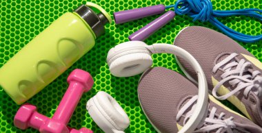 Yeşil arka plandaki kadınlar için grup spor ekipmanları. Fitness konsepti fotoğrafı