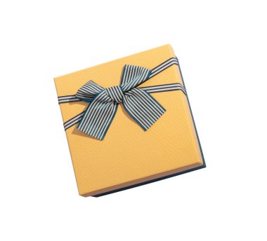 Beyaz arka planda büyük sarı bir hediye kutusu, izole.