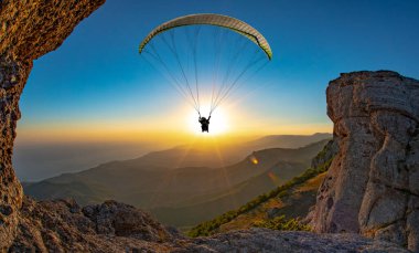 Paragliding konsepti, paraglider pilot gökyüzünde uçuyor güzellik doğa dağ manzarası arka plan, yatay fotoğraf