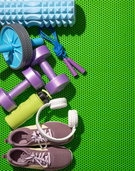 Csoportos Sportfelszerelések Csendes Élettartama Zöld Hátterű Nők Számára Fitness Koncepció — Stock Fotó