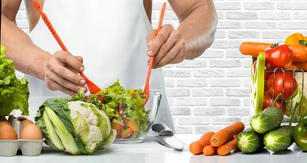 Homem Mão Cozinheiro Fazer Misturar Legumes Salada Cozinha Close Foto — Fotografia de Stock