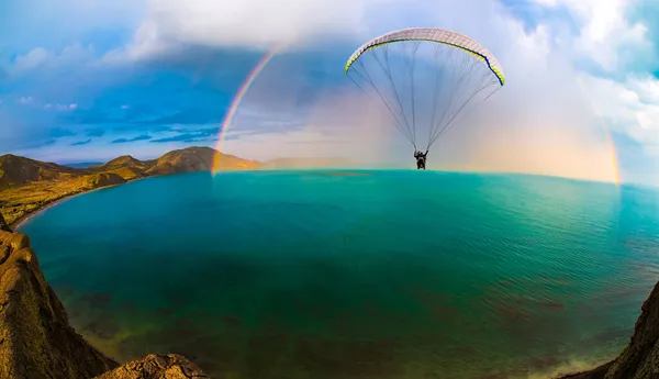 滑行的概念 滑翔机飞行员在美丽的大自然的天空 高山和大海的海滨风景克里米亚与彩虹 水平的照片 — 图库照片