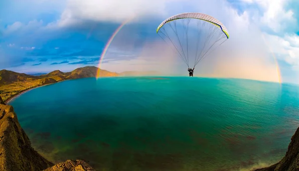 Gleitschirmkonzept Gleitschirmpilot Fliegt Den Himmel Über Der Schönheit Der Natur lizenzfreie Stockbilder