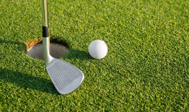 Golf topu golf sahasında yeşil çimenler, golf konsepti.