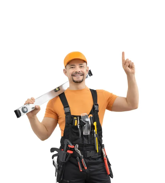 幸せな労働者の修理工や建築ツールと精神レベルで制服を着て 額を指摘し 笑顔で 白い背景に 隔離された 修理サービスと建設コンセプト — ストック写真