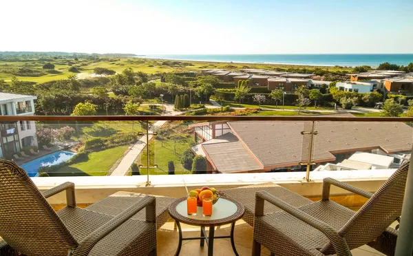 Schöne Aussicht Vom Balkon Terrassenhotelanlage Ohne Menschen Tourismuskrisenkonzept Stockbild