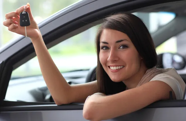 Счастливая улыбающаяся женщина с ключом от машины — стоковое фото