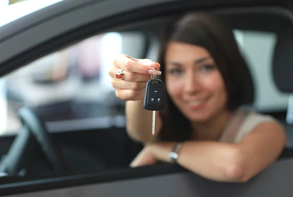 Heureuse femme souriante avec clé de voiture — Photo