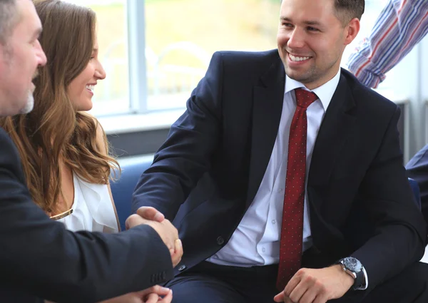 Unternehmen beim Händeschütteln — Stockfoto