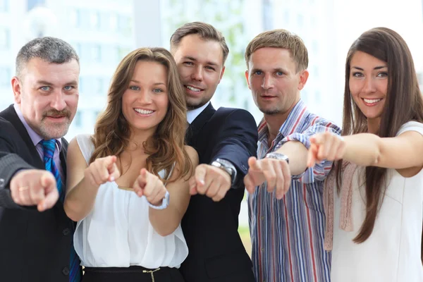 Grupo feliz de executivos todos apontando para você — Fotografia de Stock