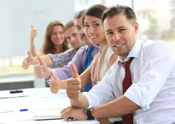 Wirtschaftsteam mit erhobenem Daumen — Stockfoto