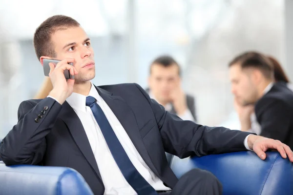Joven hombre de negocios disfrutando de una conversación por teléfono celular — Foto de Stock