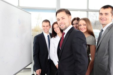 onların lideri iken o bir şeyler açıklamaya bakarak iş