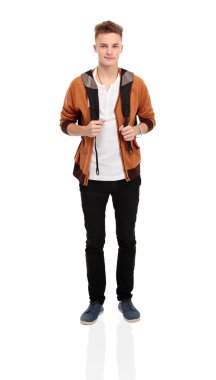 gülümseyerek mutlu erkek öğrenci