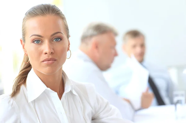 Succesvolle zakenvrouw en zakelijke team bij office vergadering — Stockfoto