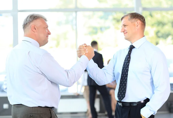 Affärsmän stänga affären med ett handslag — Stockfoto