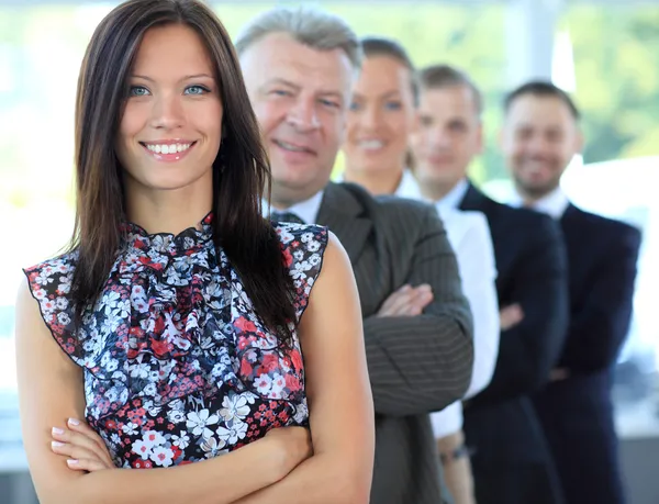 Stijlvolle jonge zakenvrouw met haar succesvolle business team op kantoor Rechtenvrije Stockfoto's