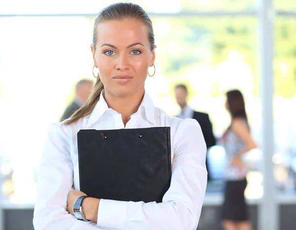 Femme chef d'entreprise debout devant son équipe — Photo