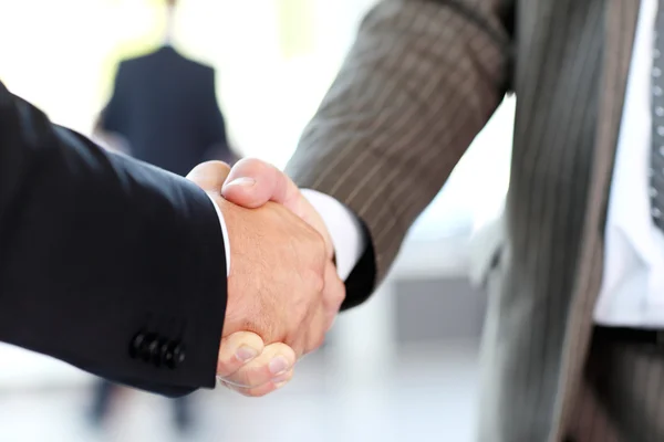 Closeup των επιχειρήσεων κουνώντας τα χέρια πάνω από μια συμφωνία — Φωτογραφία Αρχείου