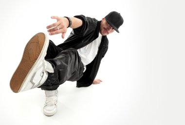 yalıtılmış zemin üzerine poz hip-hop tarzı dansçı