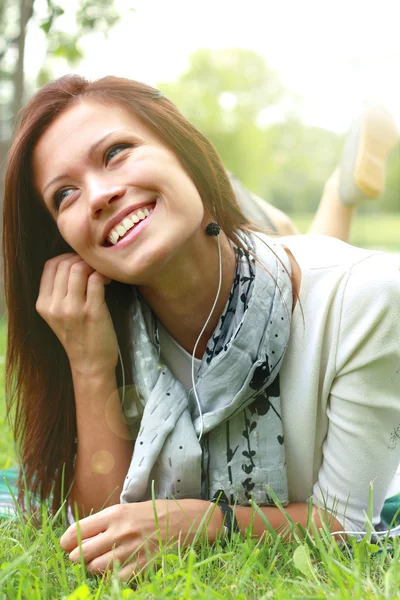 Όμορφη νεαρή γυναίκα με ακουστικά σε εξωτερικούς χώρους. απολαμβάνετε τη μουσική — Φωτογραφία Αρχείου