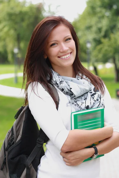 Retrato de un estudiante universitario con libro y bolso — Foto de Stock