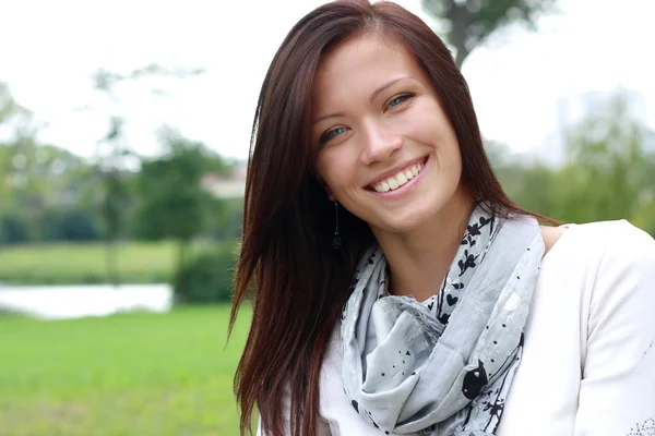 Porträt einer schönen jungen Frau, die im Freien lächelt — Stockfoto