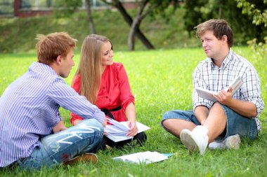 mutlu grup öğrenci ile bir dizüstü dışarıda gülümseyen