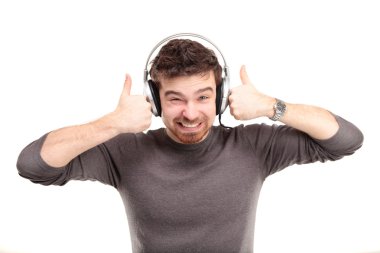 çekici bir genç adam beyaz arka plan üzerinde Kulaklık takmış