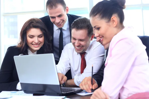 Geschäftspartner diskutieren bei Treffen über Dokumente und Ideen — Stockfoto