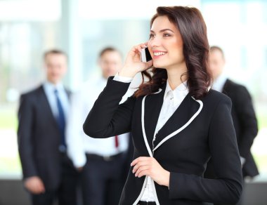 güzel bir iş kadını cep telefonuyla konuşuyor