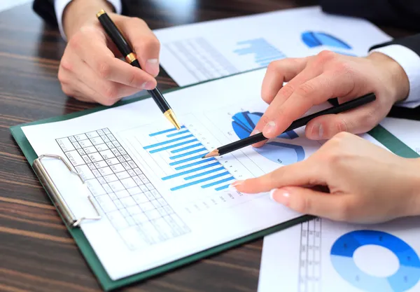 pazardaki durumu görüşmek üzere iş toplantısı