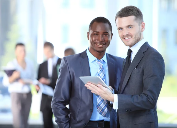 Twee zakenmannen die samenwerken in het Bureau — Stockfoto