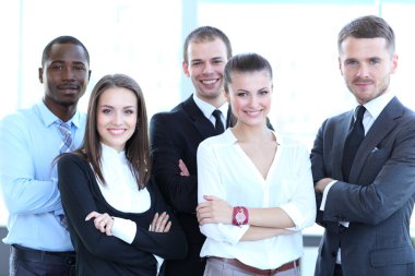 Grup portresi güvenle kameraya bakarak bir profesyonel iş takım