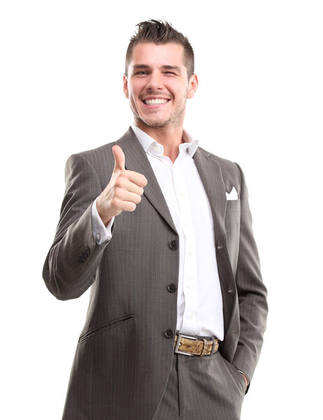 Счастливый улыбающийся молодой бизнесмен с большим пальцем вверх жестом
