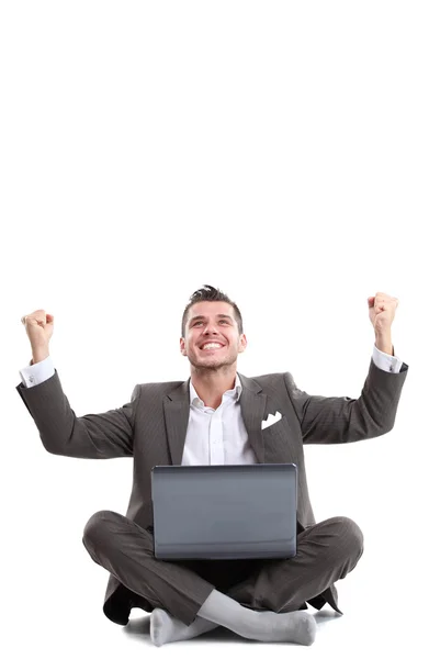 Homem de negócios comemorando seu sucesso com um laptop de computador — Fotografia de Stock