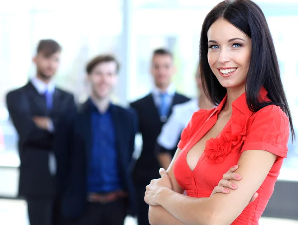 Rostro de mujer hermosa en el fondo de la gente de negocios — Foto de Stock