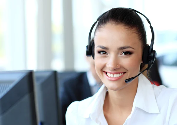 Opérateur de soutien à la clientèle féminin avec casque et sourire — Photo