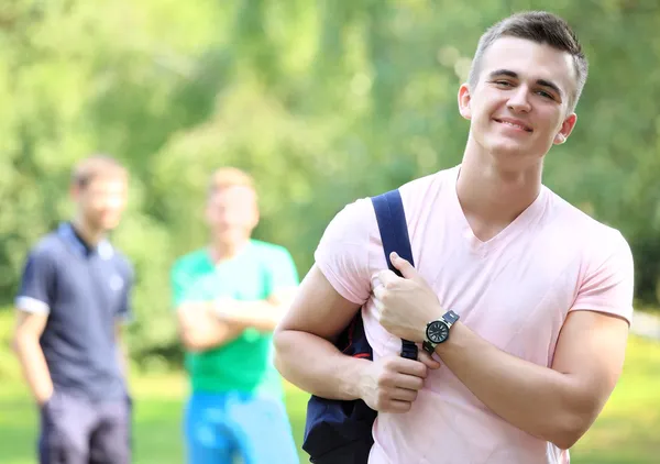 Üniversite öğrencisi kampüste portresi