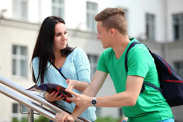 Dois estudantes estudando com notebook de computador ao ar livre — Fotografia de Stock