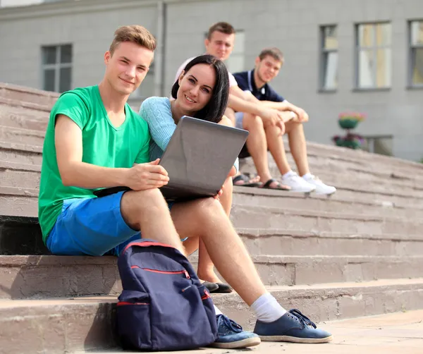 Deux étudiants étudient avec ordinateur portable à l'extérieur — Photo