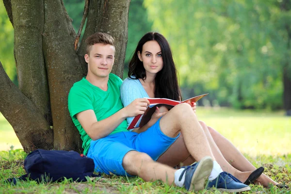 Two students studying with computer notebook outdoors — Stock Photo, Image