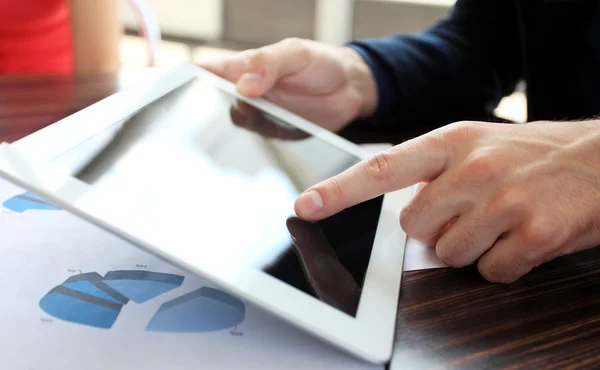 Mão tocando no PC tablet digital moderno no local de trabalho — Fotografia de Stock