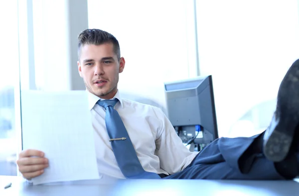 Glad affärsman sitter i office — Stockfoto