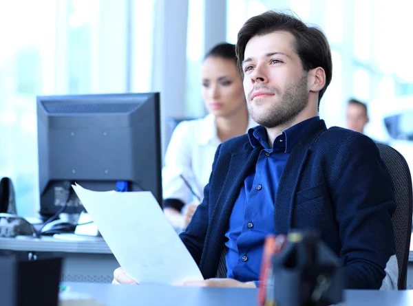 Homme d'affaires satisfait se détendre dans son bureau — Photo