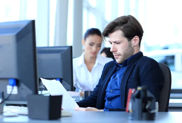 Biznesmen korzystający z laptopa — Zdjęcie stockowe