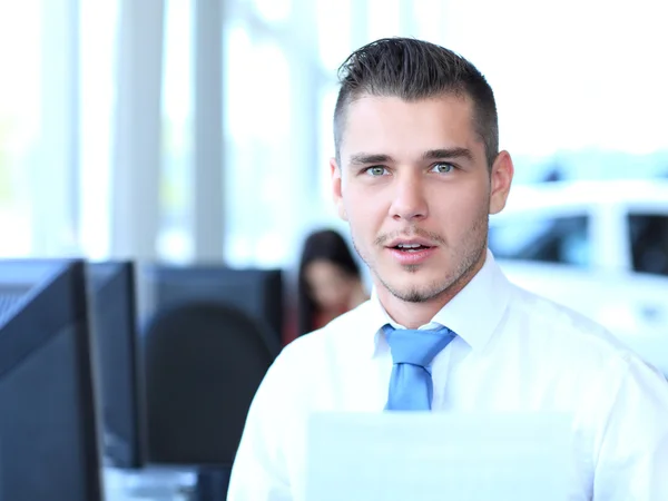 Homme d'affaires heureux assis et travaillant au bureau — Photo